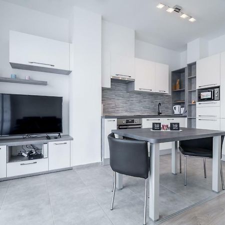 Bpr Chic White Home With Terrace & A/C & Garage Budapest Luaran gambar