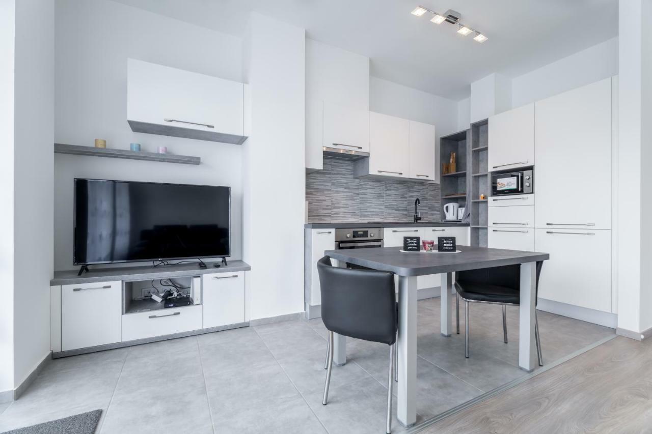 Bpr Chic White Home With Terrace & A/C & Garage Budapest Luaran gambar