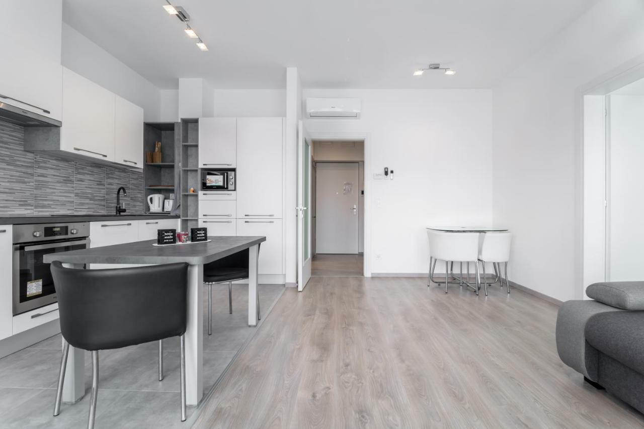 Bpr Chic White Home With Terrace & A/C & Garage Budapest Luaran gambar